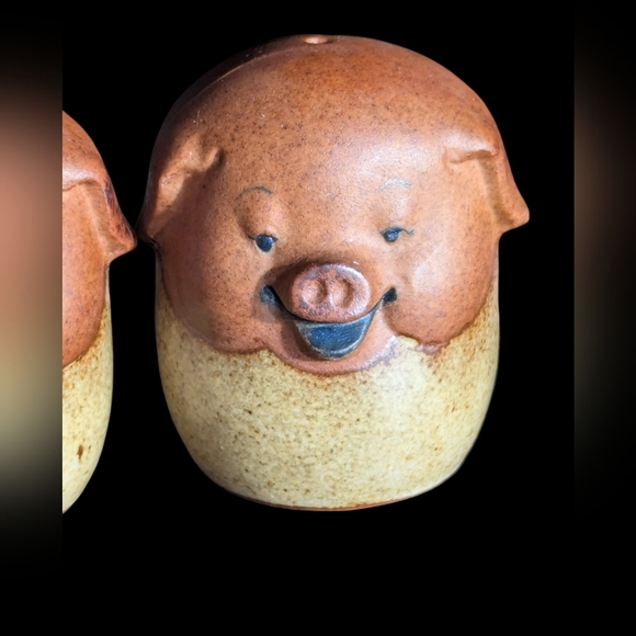 SOLD Vintage Mid Century Modern Happy Pig Shaped Salt and Pepper Shakers - Picture 2 of 9